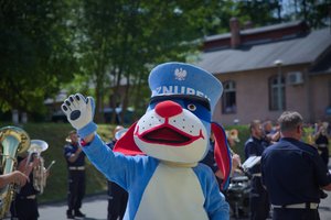 Zdjęcie kolorowe. Sznupek - maskotka Policji Śląskiej