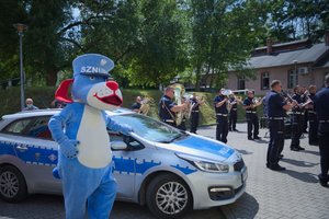 Zdjęcie kolorowe. Sznupek - maskotka Policji Śląskiej