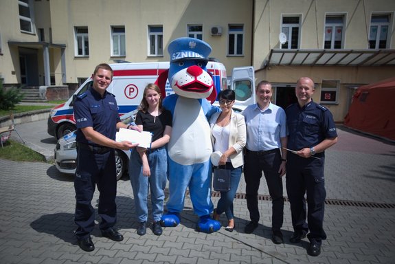 Zdjęcie kolorowe. Policjanci i policyjni muzycy, Sznupek i słuchacze występu policyjnych muzyków