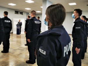 Nowo przyjęci policjanci w mundurach