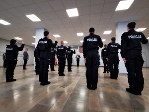 Nowo przyjęci policjanci stoją w szyku i składają ślubowanie