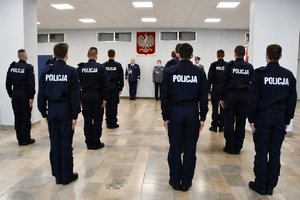 Stojący w szyku nowo przyjęci policjanci