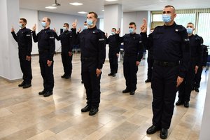 Nowo przyjęci policjanci stoją w szyku i składają ślubowanie