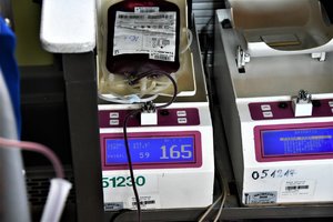 Urządzenie, które zaciąga krew od dawcy i leżące na nim opakowanie z krwią