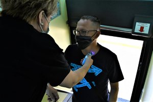 Pielęgniarka sprawdza temperaturę jednego z dawców