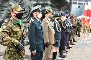 Przedstawiciele służb mundurowych stoją przed Pomnikiem Powstańców Śląskich