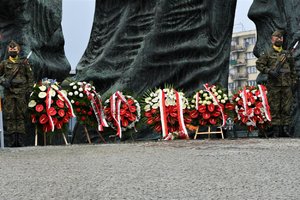 Wieńce złożone przed Pomnikiem Powstańców Śląskich