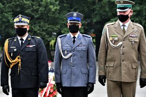 Przedstawiciele służb mundurowych, w tym Zastępca Komendanta Wojewódzkiego Policji przed Pomnikiem Powstańców Śląskich