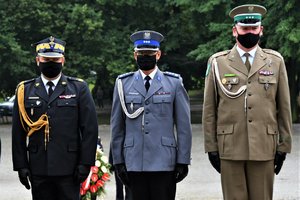 Przedstawiciele służb mundurowych, w tym Zastępca Komendanta Wojewódzkiego Policji
