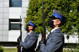 Policjanci wraz z bronią podczas musztry