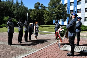 Zastępcy Komendanta Wojewódzkiego Policji w Katowicach oddający hołd po złożeniu kwiatów.