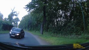 Kadr z nagranie przedstawiającego nieprawidłowo wykonywany manewr wyprzedzania i niebezpieczne zachowanie kierowcy.