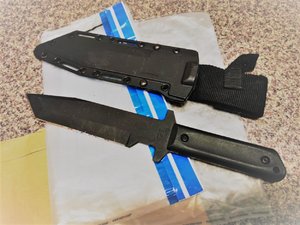 Zdjęcie kolorowe. Bron i amunicja zabezpieczone przez policjantów
