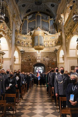 Zdjęcie kolorowe. Wnętrze kaplicy. Widoczni uczestnicy mszy.