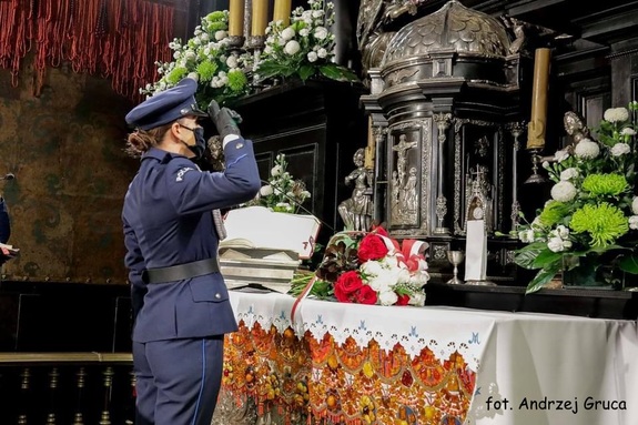 Zdjęcie kolorowe. Tablica Gloria Victis. Uroczyste złożenie kwiatów pod tablicą w obecności policyjnej warty honorowej.