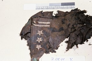 Fragment munduru oraz pagonu znaleziony podczas ekshumacji.