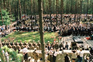 Msza Święta z okazji wmurowania aktu erekcyjnego Polskiego Cmentarza Wojennego w Katyniu z udziałem prezydenta RP Lecha Wałęsy w dniu 4 czerwca 1995 roku