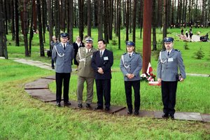 Uczestnicy ekshumacji z Miednoje w 1995 podczas uroczystości otwarcia Polskiego Cmentarza Wojennego w Miednoje 2 września 2000 roku. W środku Generał Bronisław Młodziejowski kierownik ekipy ekshumacyjnej z 1995 roku, a po prawej stronie kom. Paweł Zając