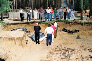 Ekshumacja w Katyniu w 1995 roku. Sowieci dwóch zamordowanych w Katyniu Generałów Bronisława Bohaterowicza i Mieczysława Smorawińskiego pochowali w trumnach. Nad jedną trumną modli się ksiądz Prałat Zdzisław Peszkowski jeniec z obozu w Kozielsku