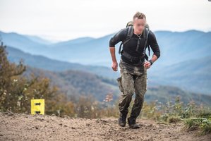 Zdjęcie kolorowe. Zwycięzca maratonu na trasie