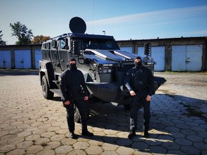 Zdjęcie kolorowe. Widoczny lekki transporter opancerzony tur VI