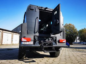 Zdjęcie kolorowe. Widoczny lekki transporter opancerzony tur VI