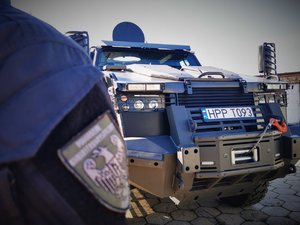 Zdjęcie kolorowe. Widoczny lekki transporter opancerzony tur VI