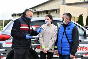 Dziennikarz Radia Express rozmawia z nastolatką, obok której stoi mężczyzna. Trzyma przed nią mikrofon i nagrywa rozmowę.