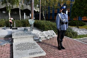 Policjant asysty honorowej stojący przy Grobie Policjanta Polskiego