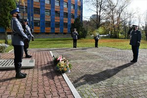 Komendant Wojewódzki Policji w Katowicach nadinsp. dr Krzysztof Justyński oddaje honor przed Grobem Polskiego Policjanta, w tle policyjna orkiestra