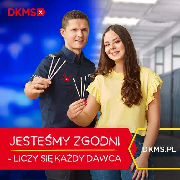 Na zdjęciu umundurowany Dawid Wita oraz kobieta. Oboje trzymają patyczki do pobierania wymazu z ust. Na zdjęciu logo DKMS oraz podpis &quot;Jesteśmy zgodni - liczy się każdy dawca&quot;.