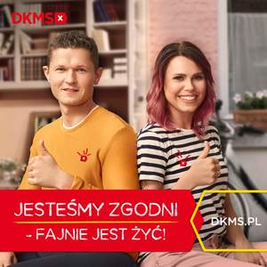 Na zdjęciu Dawid Wita oraz kobieta. Oboje trzymają kciuk skierowany do góry. Na zdjęciu logo DKMS oraz podpis &quot;Jesteśmy zgodni - fajnie jest żyć&quot;.