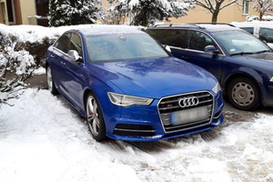 Zabezpieczony samochód marki Audi kol. niebieskiego