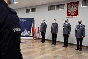 Komendant Wojewódzki Policji w Katowicach oraz przedstawiciele kierownictwa i związków zawodowych, nad nimi godło Rzeczpospolitej Polskiej.