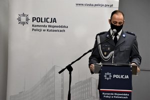 Policjant, który prowadził uroczystość.