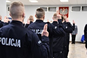 Nowo przyjęci policjanci składają ślubowanie.