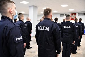 Stojący w szyku policjanci.