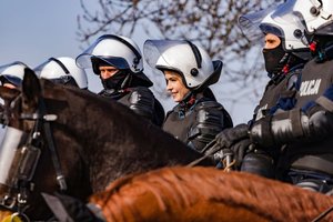 Zdjęcie kolorowe. Widoczna Miss Polski 2020 oraz dwaj polijanci policji konnej na wierzchowcach. Autor zdjęcia: Aleksnader Van