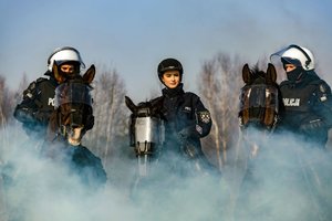 Zdjęcie kolorowe. Widoczna Miss Polski 2020 oraz dwaj polijanci policji konnej na wierzchowcach. Autor zdjęcia: Aleksnader Van