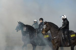 Zdjęcie kolorowe. Widoczna Miss Polski 2020 oraz dwaj polijanci policji konnej na wierzchowcach. Autor zdjęcia: Andrzej Gruca