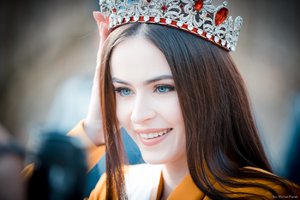 Zdjęcie kolorowe. Widoczna Miss Polski 2020 w koronie na głowie. Autor zdjęcia: Michał Piątek