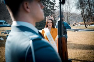 Zdjęcie kolorowe. Widoczna Miss Polski 2020 oraz umundurowany policjant. Autor zdjęcia: Michał Piątek