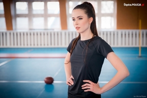 Zdjęcie kolorowe. Widoczna Miss Polski 2020 na terenie hali sportowej. Autor zdjęcia: Michał Piątek