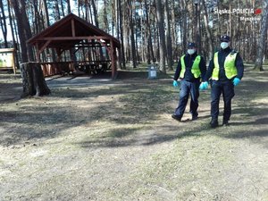 Zdjęcie kolorowe. Policjanci i mundurowi podczas patrolu i kontroli