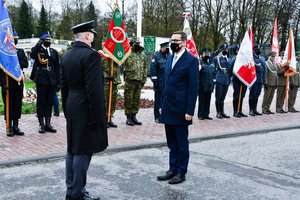 Dowódca składa meldunek Premierowi.