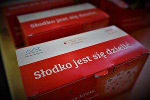 Opakowania z czekoladami, które otrzymują honorowi dawcy. Widoczny napis &quot;Słodko jest się dzielić&quot;.