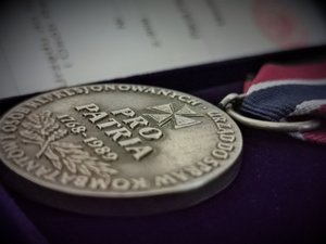 Zdjęcie kolorowe. Widoczny medal Pro Patria