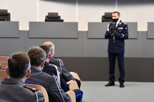 Komendant przemawia do uczestników uroczystości.