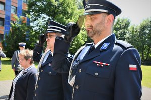 Przedstawiciele policji salutujący i pani Prezes Ogólnopolskiego Stowarzyszenia Rodzina Policyjna 1939