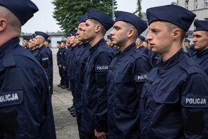 Nowi policjanci stoją w szyku.